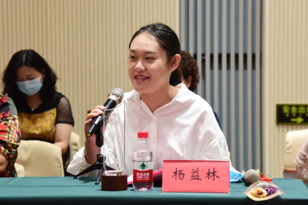 教育学部学生杨益林向教师致敬发言