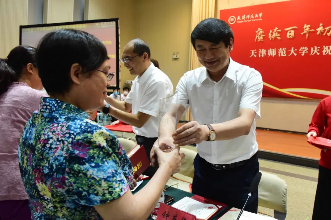 校领导为受表彰教师颁奖