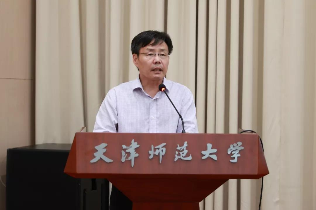 教师职业发展导师代表、化学学院副院长张敬波发言
